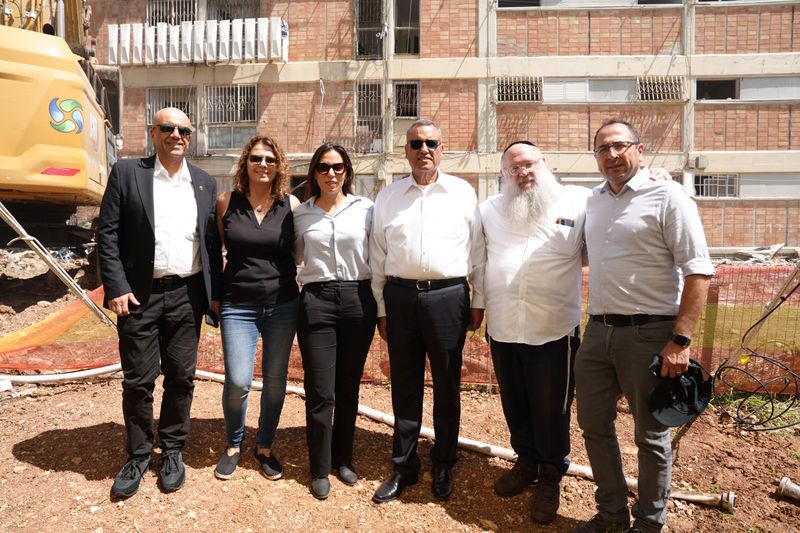 מימין: יואל אבן מהנדס העיר, אלי שלוסברג יו"ר קדמת היובל, ראש העיר משה ליאון , רונית אשד לוי מנכ"לית אפריקה ישראל מגורים, נטע נסים ראש מנהלת התחדשות עירונית ועופר איובי יועץ בכיר לראש העיר ירושלים.