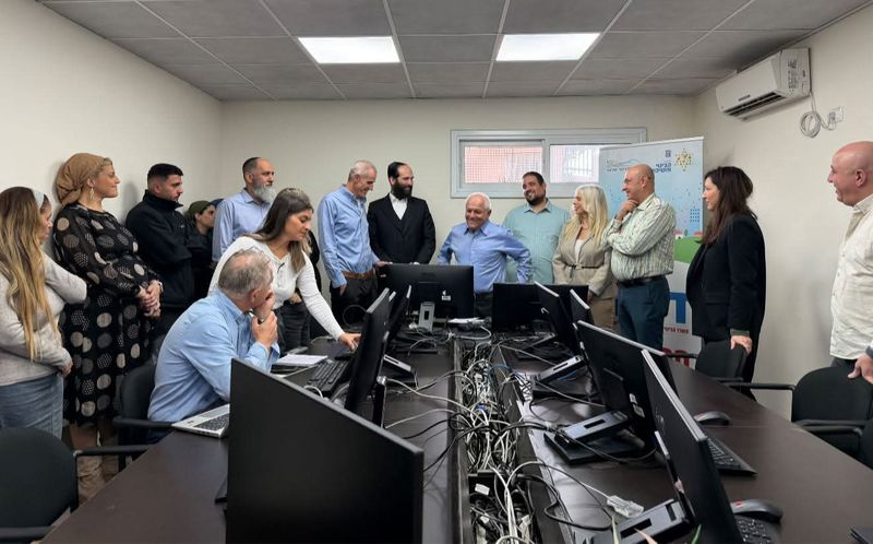 שר הבינוי והשיכון, חיים כץ: "ההגרלה ה-11 היא בשורה לאלפי משפחות וזוגות צעירים. לראשונה, במסגרת ההגרלה, כ-50% מיחידות הדיור הוקצו למשרתי מילואים פעילים, ומתוכן כמחצית ללוחמים, כביטוי להערכה ולהוקרה על הנתינה והשירות שלהם למדינת ישראל."