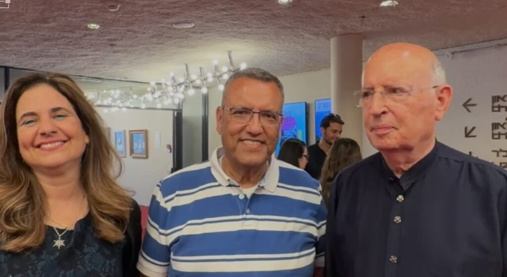 ראש עיריית ירושלים משה ליאון (במרכז) לצד יו"ר הורה ירושלים פרופ' צפירה גרבלסקי ליכטמן (משמאל) ונשיא הכבוד עו"ד יאיר גרין (מימין). צילום אלי מתיתיהו