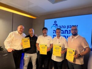 משמאל יו"ר ארגון הנהגים ישראל גנון מעניק כתב מינוי ליו"ר ועד עובדי חברת קווים מהדי עטון, לצידו יו"ר ועד עובדי אלקטרה אפיקים יוני קריספין; יו"ר ועד עובדי אקסטרה עופר סיטרוק, ויו"ר ועד עובדי דן בבאר שבע יונס אבו ג'אמה.
