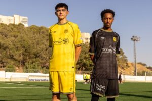 המועדון מציג מערכת מדים מודולרית בעיצובו של איתי דהן (סטודיו דידאה) ובייצור Umbro, המעניקה לשחקני מחלקת הנוער והילדים את אותה השקעה עיצובית של הקבוצה הבוגרת.