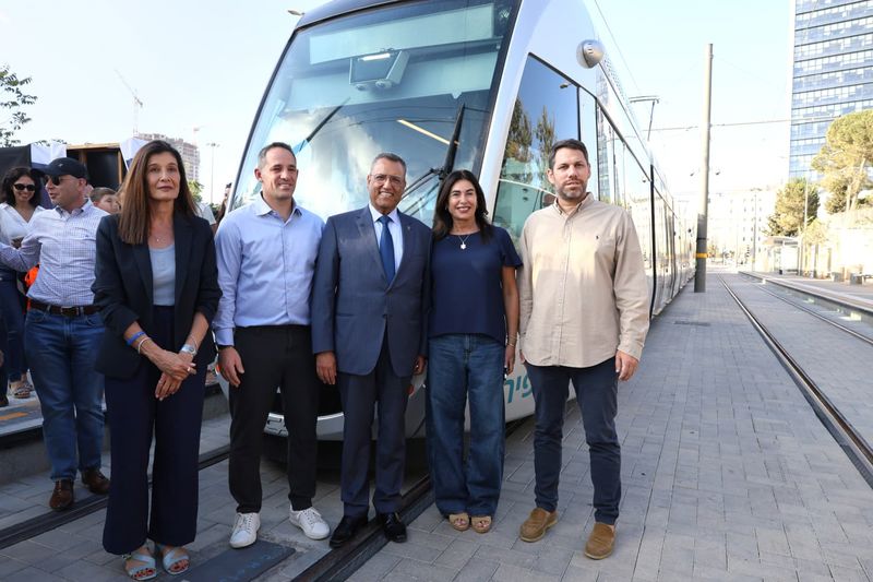 חונכים את הקו החדש. שרת התחבורה וראש העיר ירושלים. צילום ארנון בוסאני