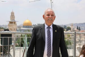 שלום ליאון ז"ל נולד בסלוניקי שביוון, מקהילה בעלת מסורת מוזיקלית ותרבותית עשירה. יחד עם רעייתו חנה ע״ה, הקים משפחה לתפארת וחינך את ילדיו לערכים של מסירות, אחריות, אהבת העם והארץ ודבקות במסורת ישראל.
