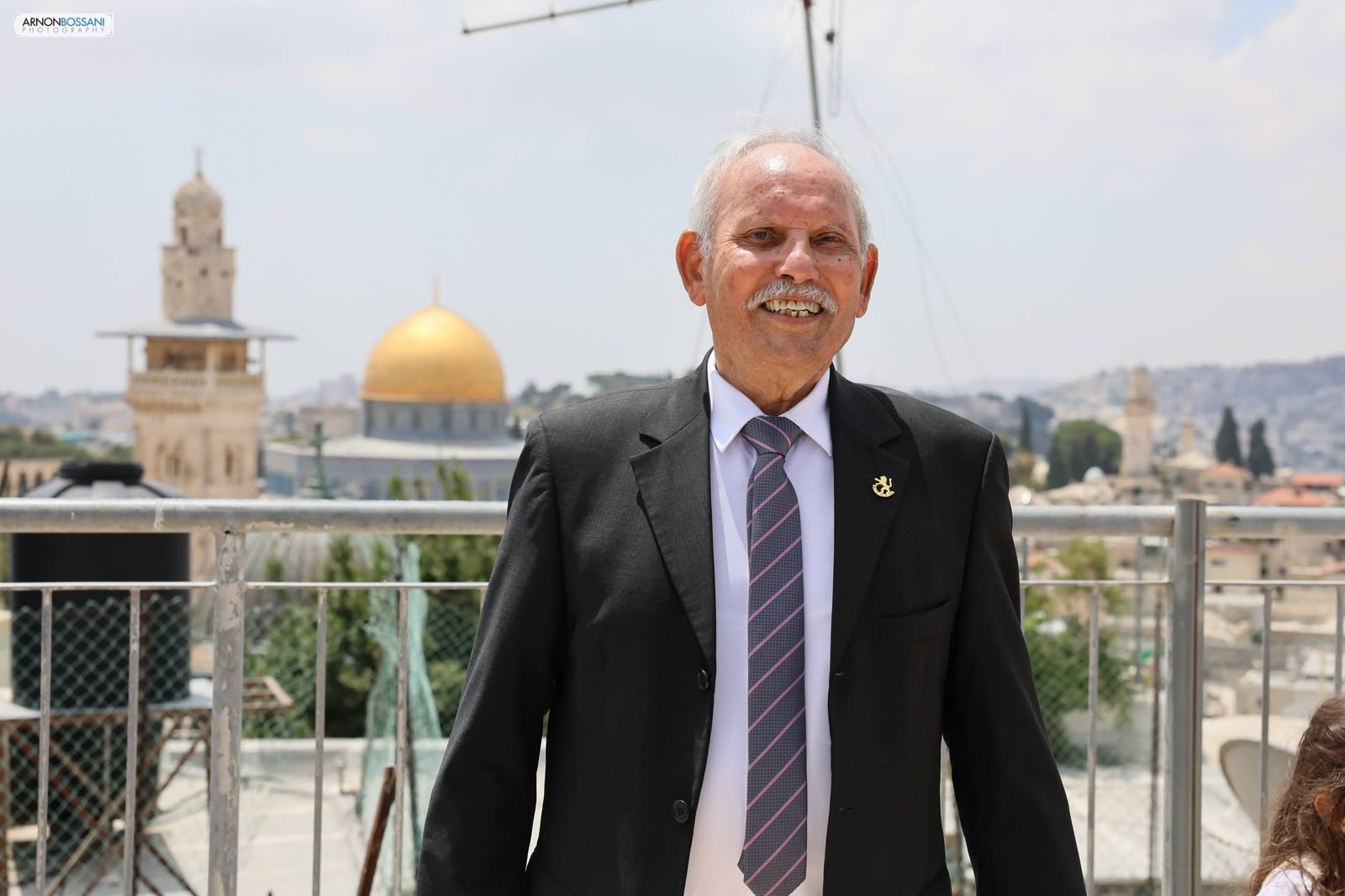 שלום ליאון ז"ל נולד בסלוניקי שביוון, מקהילה בעלת מסורת מוזיקלית ותרבותית עשירה. יחד עם רעייתו חנה ע״ה, הקים משפחה לתפארת וחינך את ילדיו לערכים של מסירות, אחריות, אהבת העם והארץ ודבקות במסורת ישראל.