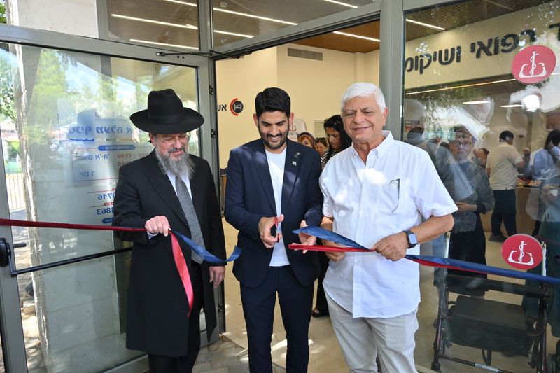 יו"ר יד שרה הרב יצחק לופולינאסקי וראש העיר בגזירת הסרט