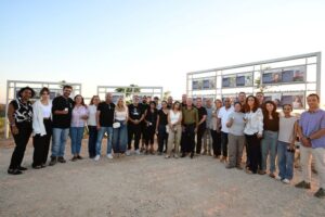 הורי התצפיתניות והסמב״ציות שנפלו בבסיס נחל עוז עם יו״ר הסוכנות היהודית, האלוף (במיל׳) דורון אלמוג. צילום: יוסי זליגר עבור הסוכנות היהודית