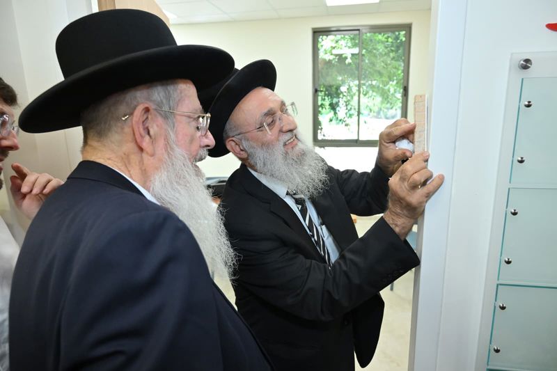 רבני העיר בקביעת המזוזה ביד שרה במעלה אדומים