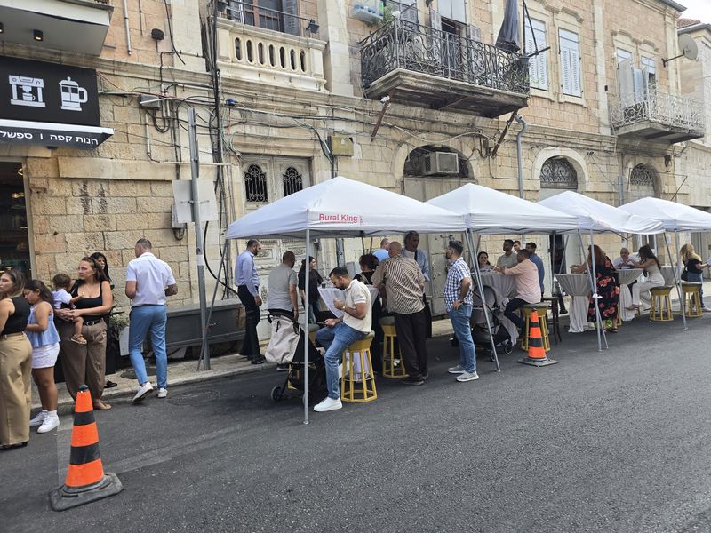 חנות מותג הקפה הבינלאומי CAFFÈ VERO ברחוב שבטי ישראל בצמוד למבנה בית החולים הצרפתי סנט לואיס.