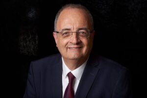עו"ד אמיראס נולד בשנת 1964 בארגנטינה, שם החל את דרכו בעולם המשפט.