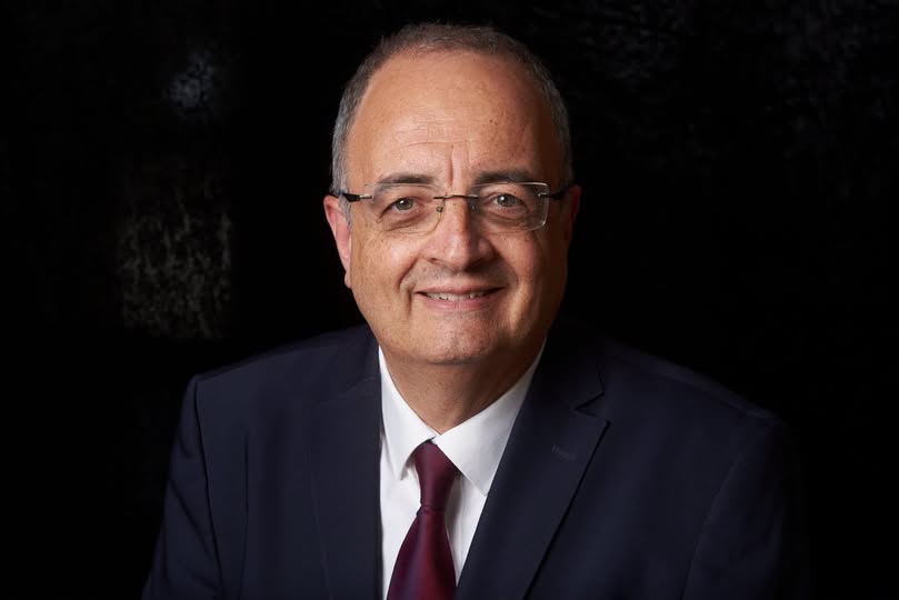 עו"ד אמיראס נולד בשנת 1964 בארגנטינה, שם החל את דרכו בעולם המשפט.