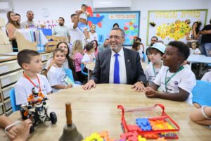 ראש העיר במפגש עם התלמידים, צוותי החינוך וההנהלה בבית הספר היסודי-ממלכתי ׳לוריא׳ בקטמון הישנה. צילום: ארנון בוסאני