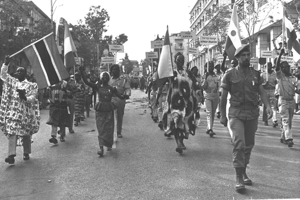 "תיירים אפריקאים בלבוש לאומי, צועדים ברחבי ירושלים במהלך יומה האחרון של צעדת ארבעת הימים לירושלים."צילום פריץ כהן. לשכת העיתונות הממשלתית