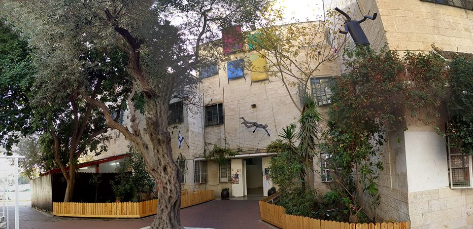 התיכון לאמנויות ע"ש צ'ארלס א' סמית'. צילום: Rotemw1, רישיון CC BY-SA 4.0