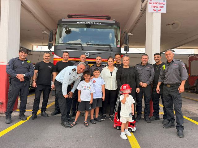 לוחמי האש מתחנת כיבוי והצלה בית שמש עם פנינה ובנה דוד בן ה-3, שאותם חילצו מבין ההריסות .צילום כבאות והצלה לישראל