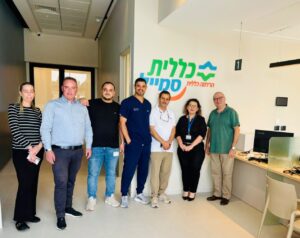 צוות מרפאה כללית סמייל עם אילנית ארז (שנייה מימין) וד"ר פאדי סעד (במרכז התמונה) במרפאת כללית סמייל ברמות.