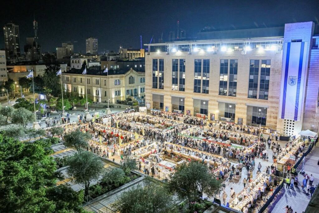 בין התאריכים 16–18 בספטמבר בכיכר ספרא יריד "הלב עם המילואימניקים"