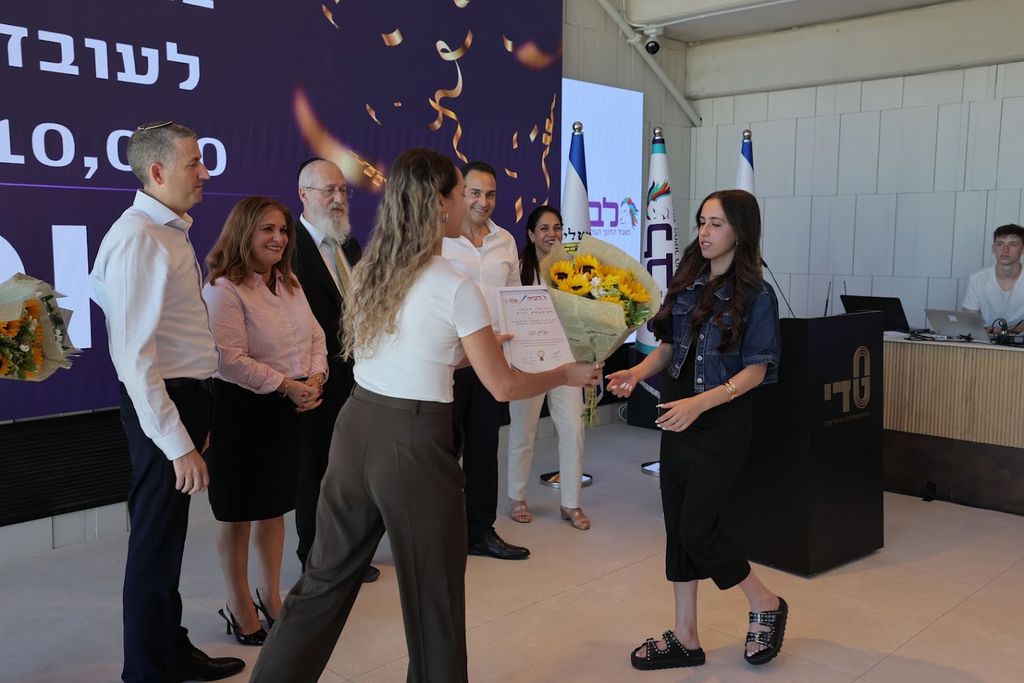 העובדת ה- 10,000 שצוינה שהצטרפותה צויינה באופן סמלי 