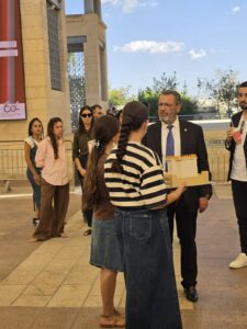המקדש מוצג לראש העיר משה ליאון בכיכר 