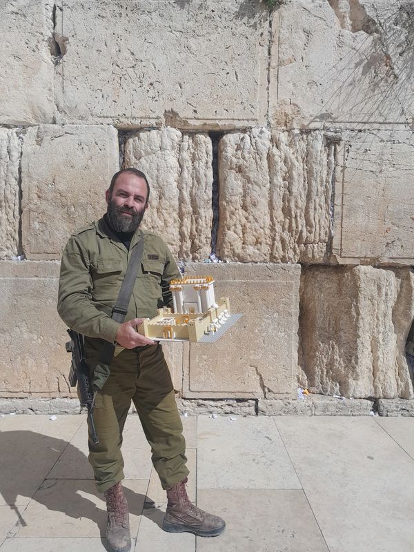 גיל מנור מנתיבות בכותל עם "המקדש". מנור בעל העסק "המקדש" שירת 580 ימי מילואים בגדוד יס"ר דרום.