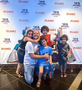 בין האורחים שהגיעו עם ילדיהם: היועץ האסטרטגי ומנכ״ל עמותת ״לב אחד״ היוצא, תומר דרור.