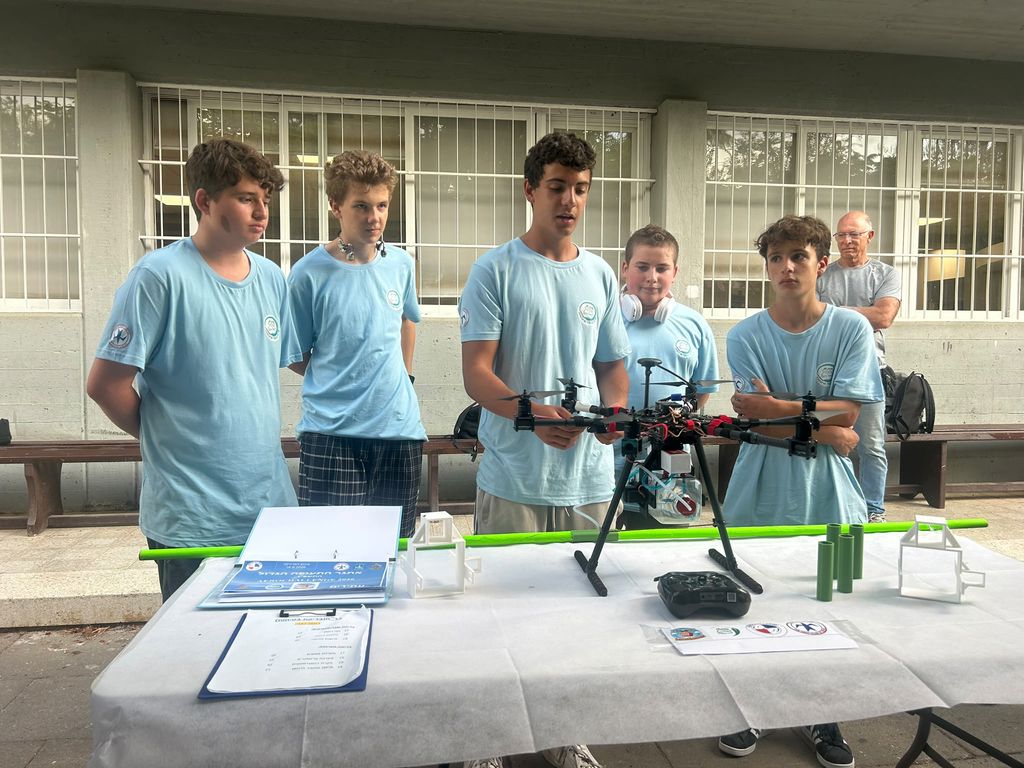 תלמידי כיתה י' במגמת מכטרוניקה בהתמחות כטב"מ/כתמ"מ בבי"ס הניסויי ארגנטינה