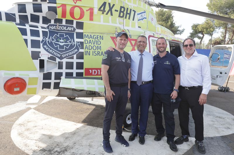 מימין לשמאל דר אבישי ניומן, דר אהרון אלדר, ראש עיריית ירושלים משה לאון, ואלי רואו נשיא הצלה אייר – צילום מורג ביטן