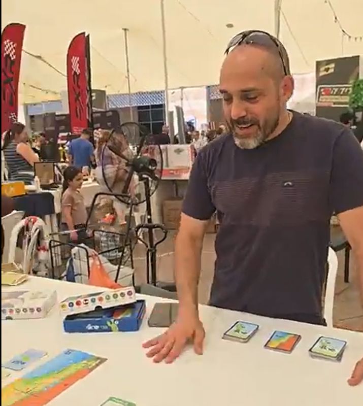 שרון יעקובי עם משחק הידע "הכי ישראלי" ששירת מאות ימי מילואים, הציג בגאווה את המשחק שפיתח. המטרה היא להעמיק את ההיכרות עם מורשת ישראל ובו בזמן לחבר בין הורים וילדים בזמן איכות. משפחתי
