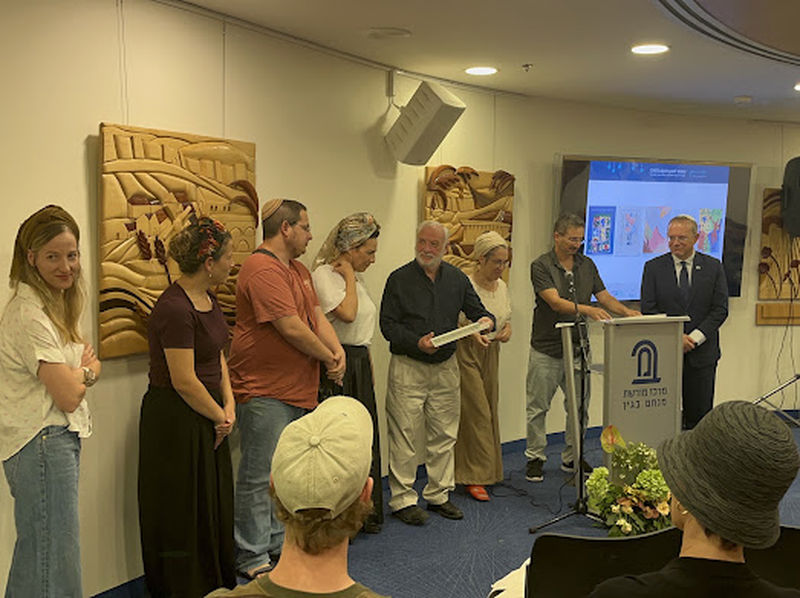 טקס הענקת פרסים בתחרות הכרזות לזכר חללי 7 באוקטובר במרכז מורשת בגין בירושלים