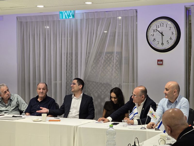 אבי בדלוב סוקר את שוק הנדל"ן לצד הנהלת ארגון בוני ירושלים והיו"ר אילן גורדו