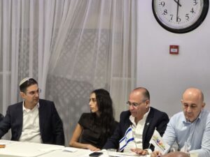 יו"ר בוני ירושלים אילן גורדו ומנהל זרוע המשכנתאות אבי בדלוב בדיון מקצועי