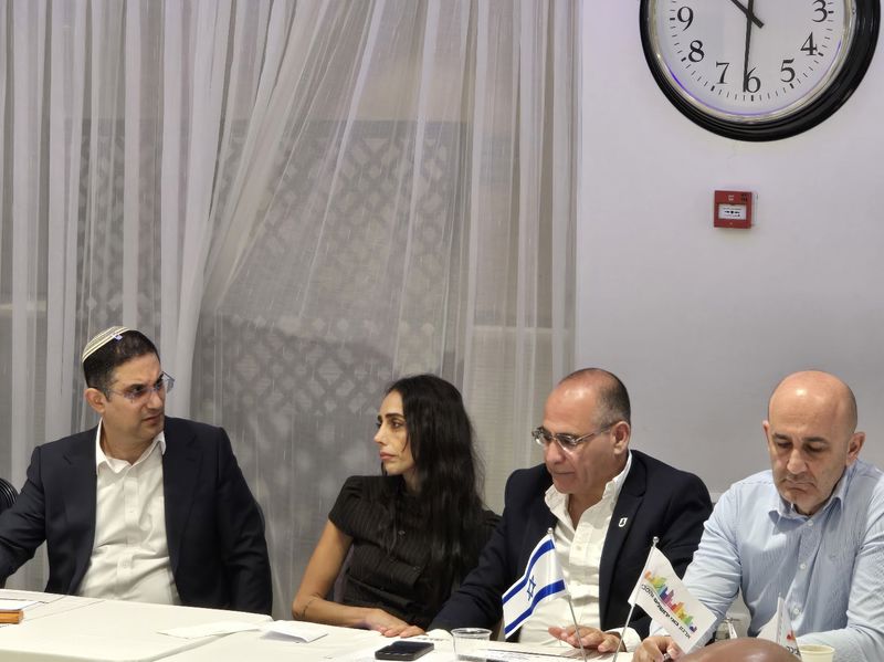 יו"ר בוני ירושלים אילן גורדו ומנהל זרוע המשכנתאות אבי בדלוב בדיון מקצועי