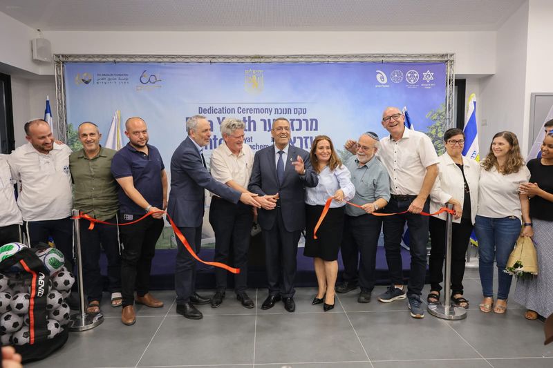 טקס גזירת הסרט בחנוכת מבנה תנועת הנוער עזרא בקריית מנחם במעמד ראש העיר משה ליאון והנהלת העירייה