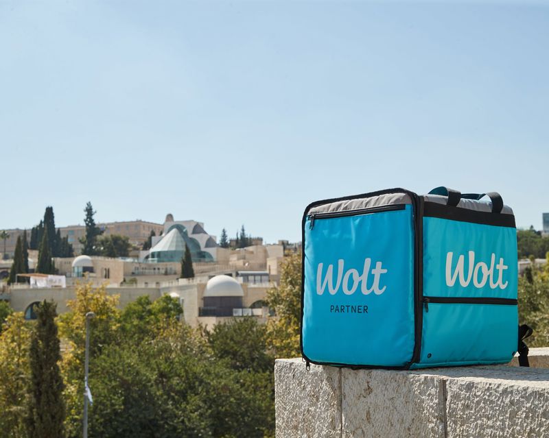 תיק משלוחים של וולט מול נוף ירושלים במסגרת הטבת מנוי חינם לסטודנטים