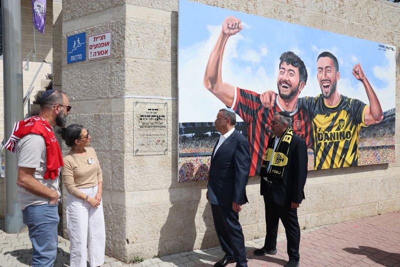 ציור קיר לזכרם של אורי דנינו והירש גולדברג פולין באצטדיון טדי (1)